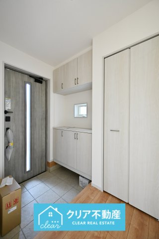 【玄関】 | 館林市西高根町　いろどりアイタウン　全４棟 | 大型のシューズボックスがあるので、家族全員の靴をしっかり収納！玄関スッキリ！