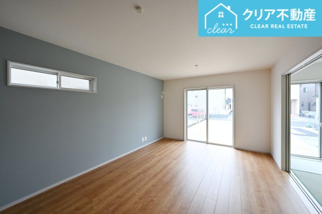 【居間・リビング】 | 館林市西高根町　いろどりアイタウン　全４棟 | 日当たりがよく広いリビングは家族が自然と集まる居心地の良い空間です♪