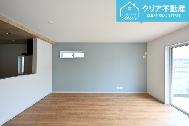 【居間・リビング】 | 館林市西高根町　いろどりアイタウン　全４棟 | 大型ＴＶも余裕で置けちゃう！ワイドなリビングで家族団らんの時間も増えそうですね♪家族揃っての食事が楽しくなる広々としたダイニング♪