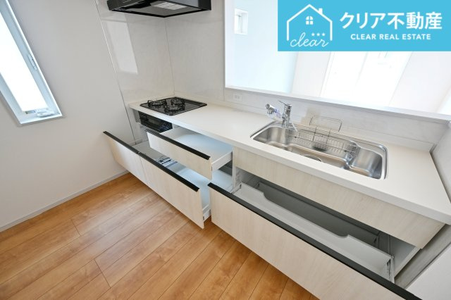 【キッチン】 | 館林市西高根町　いろどりアイタウン　全４棟 | スライド収納付きシステムキッチン。パスタ鍋や圧力鍋の出し入れもスムーズ！