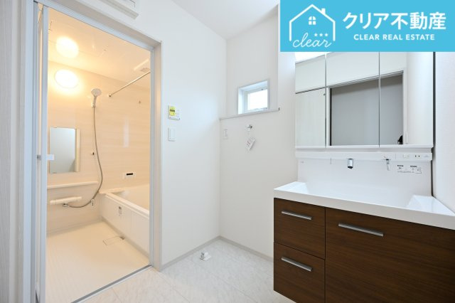 【独立洗面台】 | 館林市西高根町　いろどりアイタウン　全４棟 | 3面ミラーの後ろは収納スペースを完備。生活感のあるものは隠して、スッキリシンプルな洗面台に！