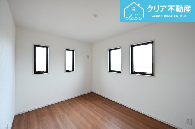 【洋室】 | 館林市西高根町　いろどりアイタウン　全４棟 | 2面採光の洋室は日当たりがよくあったか♪