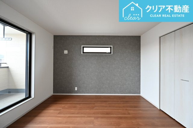 【収納】 | 館林市西高根町　いろどりアイタウン　全４棟 | 日当たりのよい寝室は大容量のクローゼット付き！