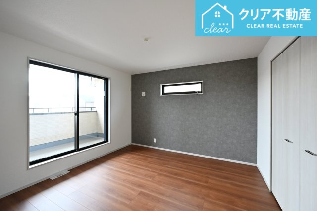 【洋室】 | 館林市西高根町　いろどりアイタウン　全４棟 | 寛ぎの時間を紡ぎだす主寝室。大型ベッドを置いても余裕です。