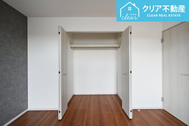 【収納】 | 館林市西高根町　いろどりアイタウン　全４棟 | 広々としたクローゼットでお洋服もたっぷり収納！