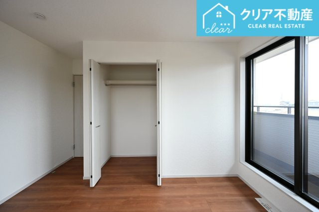 【収納】 | 館林市西高根町　いろどりアイタウン　全４棟 | ワイド収納でお洋服もたっぷりかけられます！