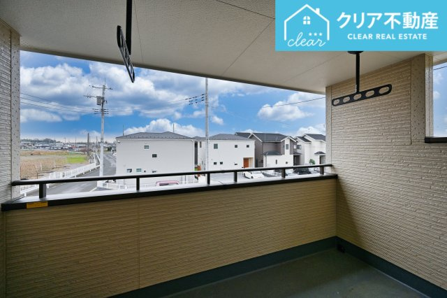 【バルコニー】 | 館林市西高根町　いろどりアイタウン　全４棟 | 屋根付きワイドバルコニーなので、急な雨の時も安心♪竿受けも設置済み！