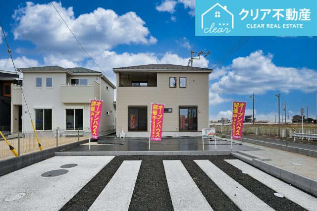 【外観】 | 館林市西高根町　いろどりアイタウン　全４棟 | スッキリクリアな青空に映えるエクステリア！
日当たり良好な立地です♪