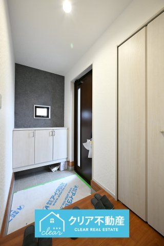 【玄関】 | 館林市西高根町　いろどりアイタウン　全４棟 | 大型のシューズボックスがあるので、家族全員の靴をしっかり収納！玄関スッキリ！