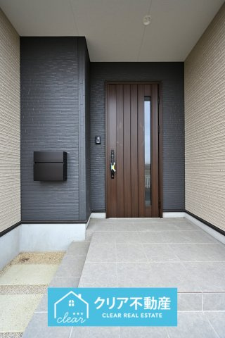 【玄関】 | 館林市西高根町　いろどりアイタウン　全４棟 | 玄関はディンプルキー＆ダブルロックドア採用で防犯対策もバッチリです！
