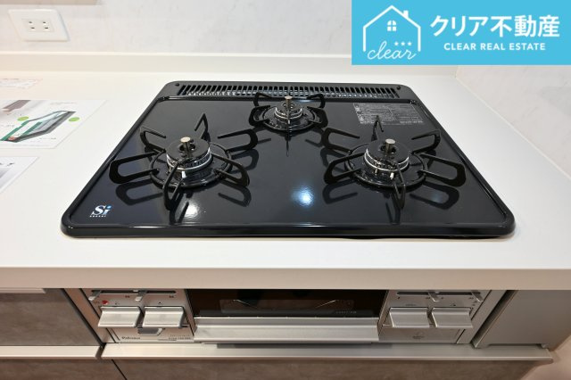 【設備】 | 館林市西高根町　いろどりアイタウン　全４棟 | 三口コンロで家事効率アップ！