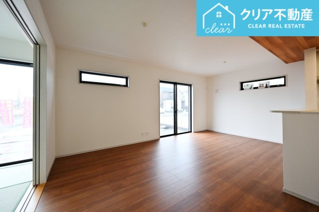 【居間・リビング】 | 館林市西高根町　いろどりアイタウン　全４棟 | 日当たりがよく広いリビングは家族が自然と集まる居心地の良い空間です♪