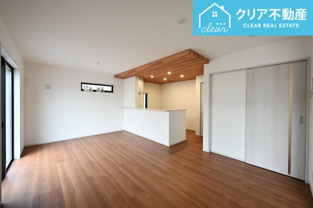 【居間・リビング】 | 館林市西高根町　いろどりアイタウン　全４棟 | 大型ＴＶも余裕で置けちゃう！ワイドなリビングで家族団らんの時間も増えそうですね♪家族揃っての食事が楽しくなる広々としたダイニング♪