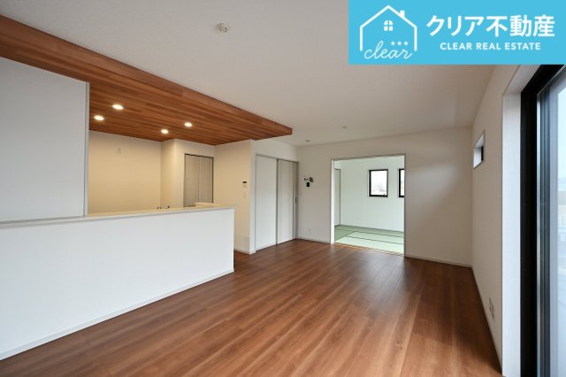 【居間・リビング】 | 館林市西高根町　いろどりアイタウン　全４棟 | 家族揃っての食事が楽しくなる広々としたダイニング♪