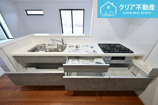 【キッチン】 | 館林市西高根町　いろどりアイタウン　全４棟 | スライド収納付きシステムキッチン。パスタ鍋や圧力鍋の出し入れもスムーズ！