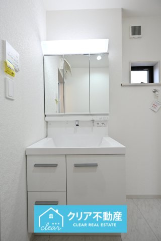 【独立洗面台】 | 館林市西高根町　いろどりアイタウン　全４棟 | 3面ミラーの後ろは収納スペースを完備。生活感のあるものは隠して、スッキリシンプルな洗面台に！
