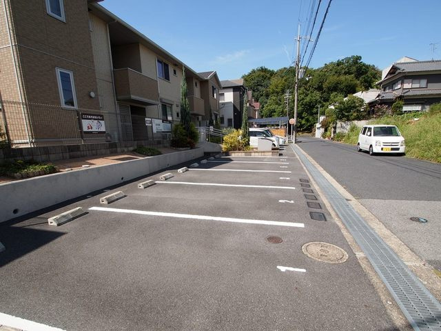 デラッセ真美ヶ丘の駐車場
