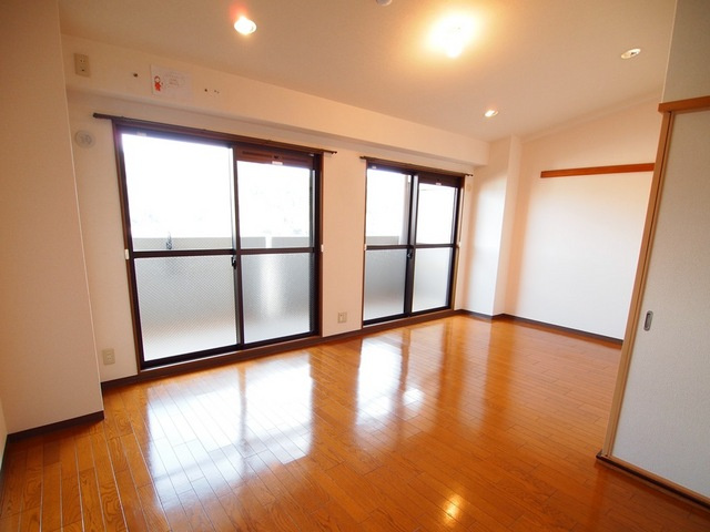 エスポワール三郷の居間・リビング