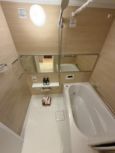 エクレール高崎の浴室|ゆったりと寛げる大型バスタブ。
足を伸ばしたまま入浴可能です。
浴室乾燥機付きで天候が悪い日でも洗濯をして衣類を乾燥させることができます。