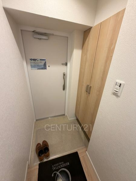 エクレール高崎の玄関|シューズボックス付きの玄関です。
上部も収納付きで多くの収納が可能です。