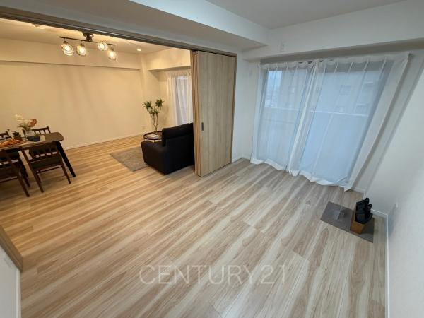 エクレール高崎の洋室|リビングと続き間で開放感があります。
引き戸で簡単に仕切れますので状況に合わせた使い方ができます。