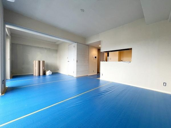 【居間・リビング】 | クレッセント高津レジデンス | 2025.12.25撮影　リフォーム中
窓からの日差し・風・すべてが心地よくゆったりとした時間を過ごせます♪