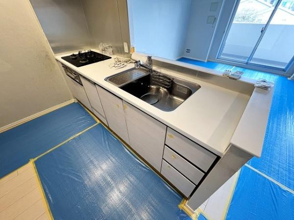 【キッチン】 | クレッセント高津レジデンス | 2025.12.25撮影　リフォーム中キッチンスペースは広々しております♪