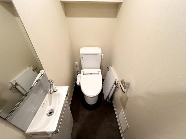 【トイレ】 | クレッセント高津レジデンス | 2025.12.25撮影
リフォーム中落ち着いた色合いのトイレ♪
