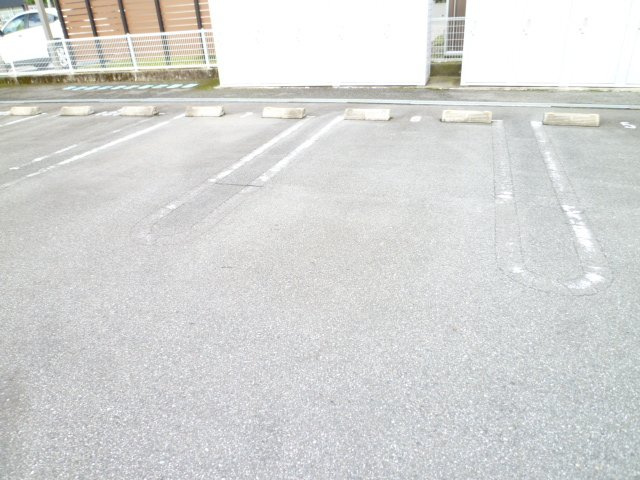 メゾン　ファミーユⅠＡの駐車場|車をお持ちの方に嬉しい駐車場付きの物件です