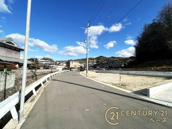 生駒市萩の台 ２号棟 ／新築一戸建の前面道路含む現地写真|■現地撮影写真■前面道路は広々でお車の出し入れも楽々！２台駐車可！