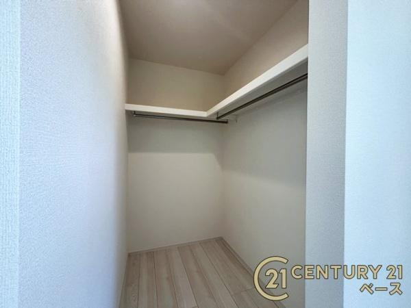 生駒市萩の台 １号棟 ／新築一戸建の収納|■広々としたウォークインクローゼットを完備！大きな荷物も楽々収納！