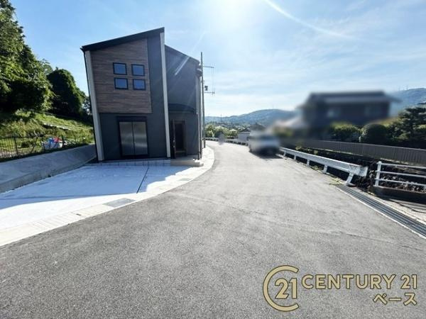 生駒市萩の台 １号棟 ／新築一戸建の前面道路含む現地写真|■現地撮影写真■前面道路は広々でお車の出し入れも楽々！２台駐車可！