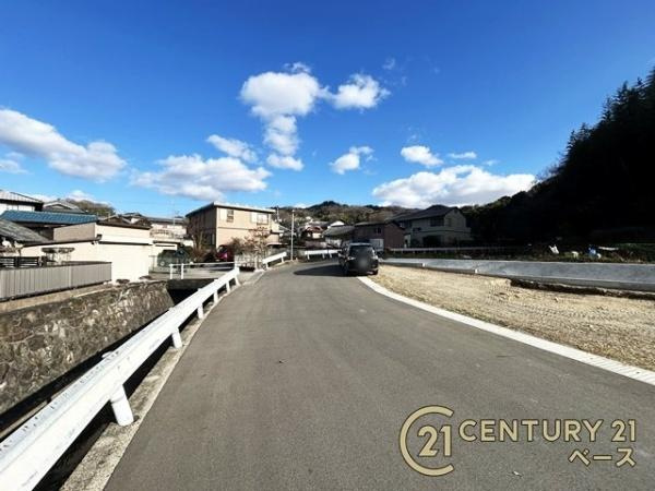 生駒市萩の台 １号棟 ／新築一戸建の前面道路含む現地写真|■現地撮影写真■前面道路は広々でお車の出し入れも楽々！２台駐車可！