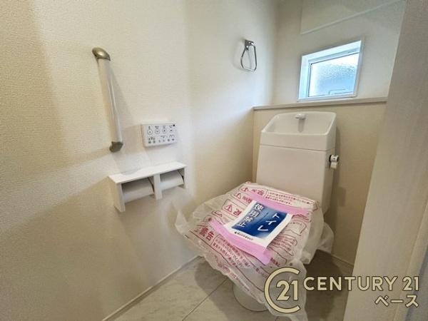 生駒市萩の台 １号棟 ／新築一戸建のトイレ|■現地撮影写真■１・２階ともに清潔感ある綺麗なお手洗を完備！