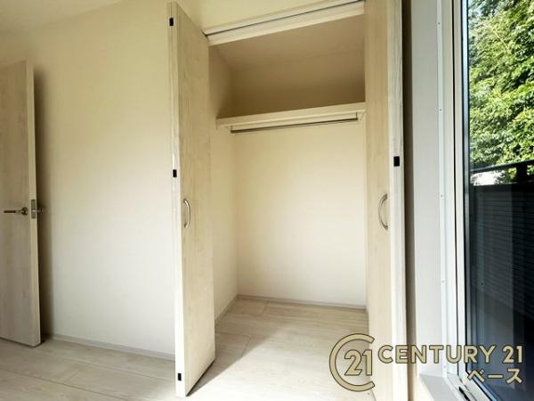 生駒市萩の台 ３号棟 ／新築一戸建の収納|■現地撮影写真■冬物のコートや小物までたっぷり収納可能！
