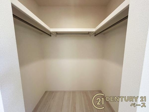 生駒市萩の台 ３号棟 ／新築一戸建の収納|■広々としたウォークインクローゼットを完備！大きな荷物も楽々収納！