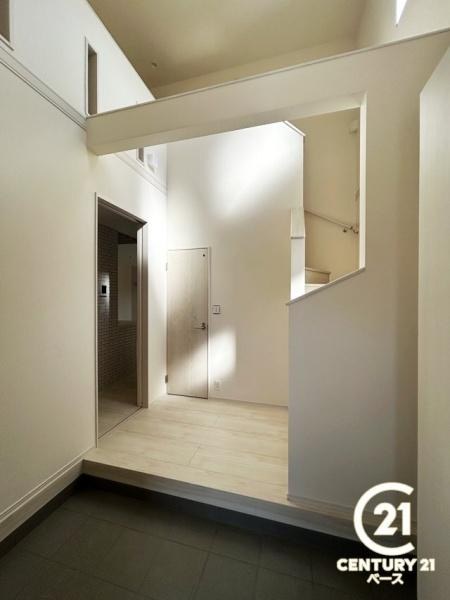 生駒市萩の台 ３号棟 ／新築一戸建の玄関|■現地撮影写真■すっきりとした明るい玄関が家族やお客様を迎えてくれます！