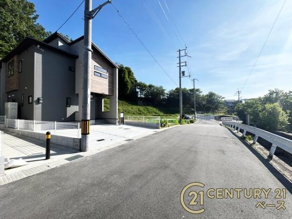 生駒市萩の台 ３号棟 ／新築一戸建の前面道路含む現地写真|■現地撮影写真■前面道路は広々でお車の出し入れも楽々！２台駐車可！