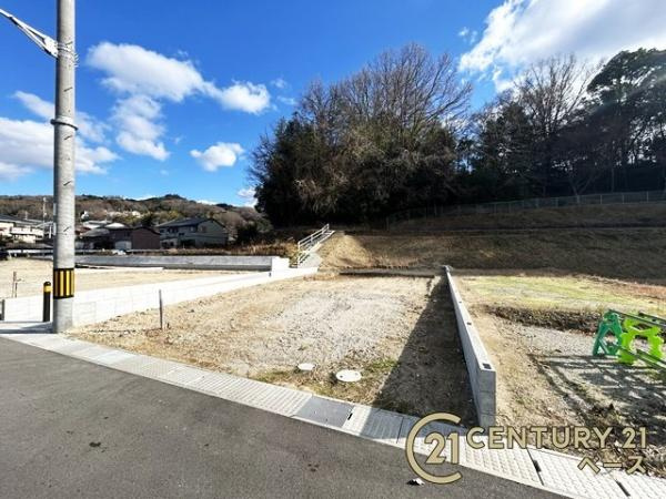 生駒市萩の台 ３号棟 ／新築一戸建のその他|■現地外観写真■敷地面積約７７坪のゆとりのある広さです！