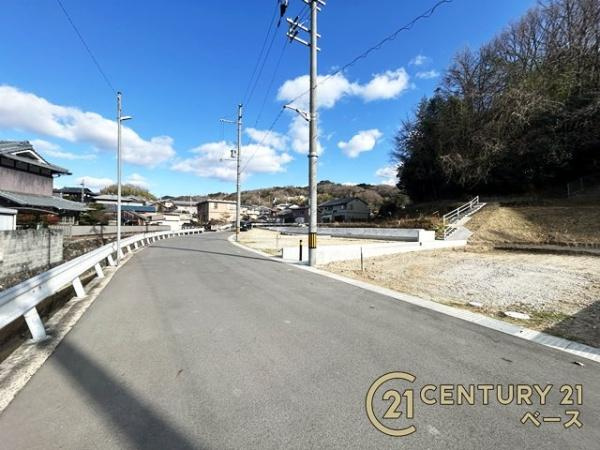 生駒市萩の台 ３号棟 ／新築一戸建の前面道路含む現地写真|■現地撮影写真■前面道路は広々でお車の出し入れも楽々！２台駐車可！