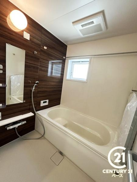 生駒市萩の台 ３号棟 ／新築一戸建の浴室|■現地撮影写真■浴室暖房乾燥機を完備！ゆったりした浴槽での入浴は疲れも癒してくれます！