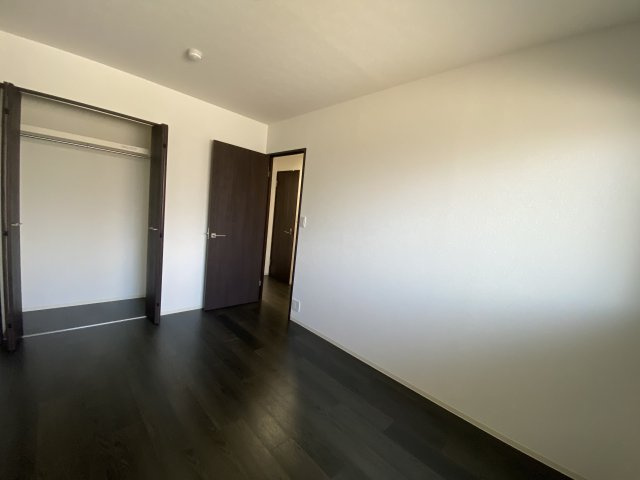 ビバリーヒルズの洋室|※イメージ写真です。クローゼットではなく、オープン収納となります。