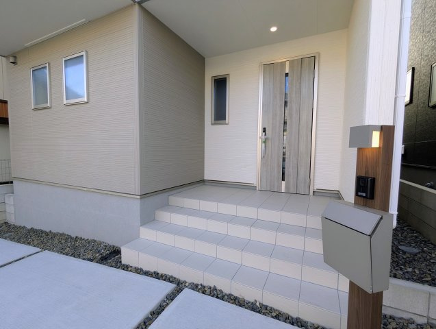 瀬戸市ひまわり台　全3棟の玄関