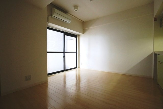 横浜平沼ダイカンプラザ三号館の洋室|明るい洋室です