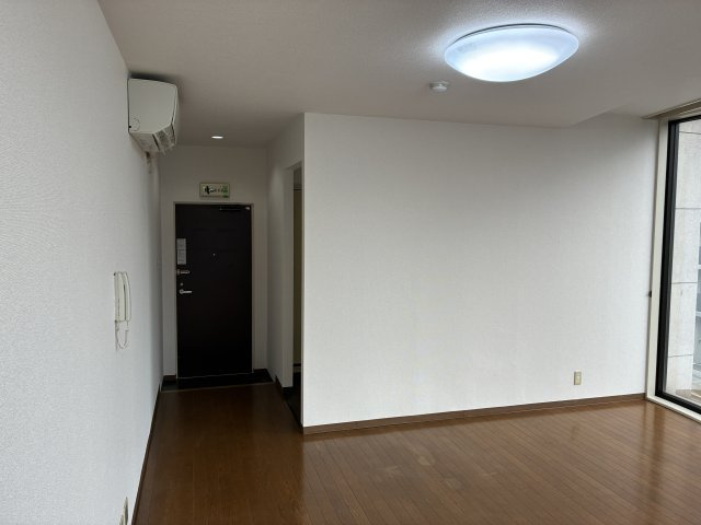 森島ビルⅡの居間・リビング|こちらのリビングで趣味の時間をお楽しみください