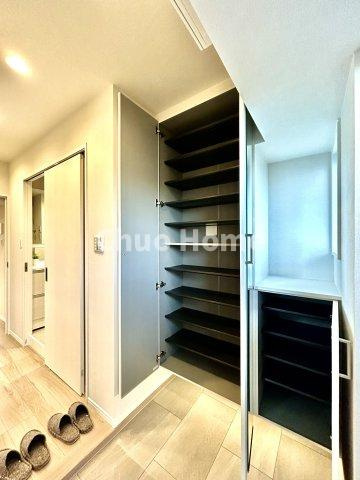 シティコープ豊洲の玄関|【玄関】玄関には大型のシューズクローゼットを設置しておりますのでいつでもスッキリりとした空間を保てます。玄関周りを清潔に使うのはとても大事なことですよね。