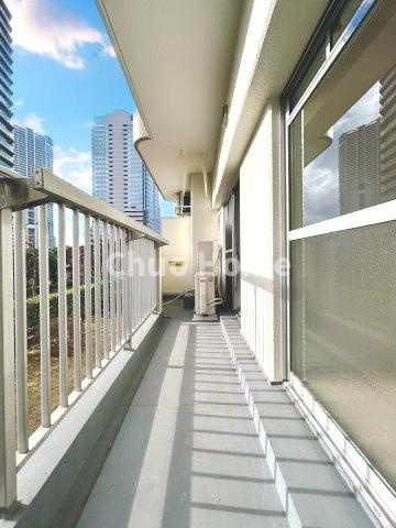 シティコープ豊洲のバルコニー|【バルコニー】幅もあって、奥行きもあるゆとりのバルコニー。洗濯物を干したり乾かしたりだけでなく、ただ出てみるだけでも気持ちいいですよ。