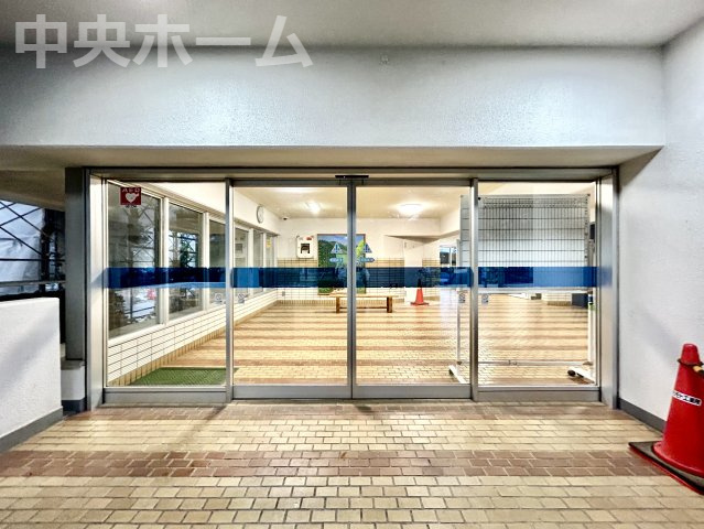 シティコープ豊洲のエントランス|【エントランス】マンションのエントランスは、その物件の印象を決める、顔とも言える場所です。毎日通る場所ですからきれいなのが一番です。エントランス内はオートロックですので暮らしの安全も確保されています。