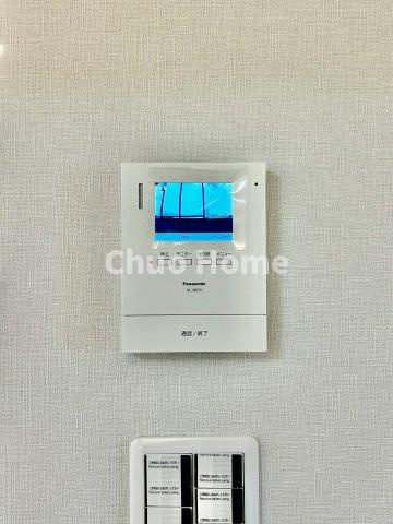 シティコープ豊洲のセキュリティ|【モニターホン】誰が来たかすぐにわかるカラーモニター付きインターホン。通話ボタンを押すまでは室内の音は漏れていませんので相手を確かめてから応対できます。