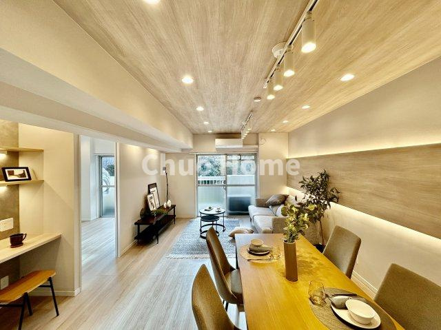 シティコープ豊洲の居間・リビング|【リビングダイニング】一日の中で多くの時間を過すことになるリビングダイニングだからこそ、いつも穏やかな空間であることが必然。爽やかな通風と採光を存分に感じる事が出来る空間です。